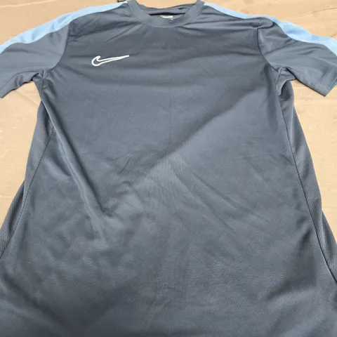 NIKE DRI-FIT LOGO TEE - SIZE M