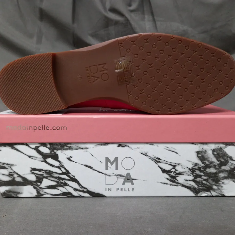 BOXED PAIR OF MODA IN PELLE EMMAROSE TASSEL TRIM LOAFERS IN RASPBERRY EU SIZE 40