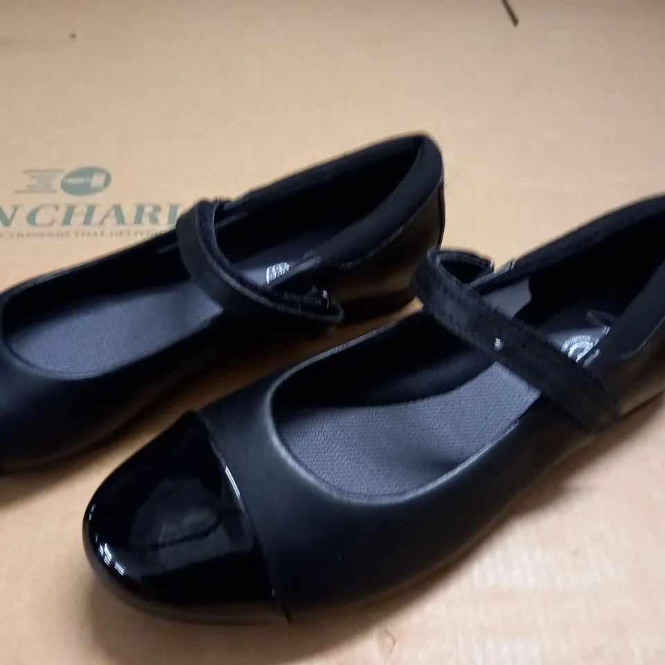 PAIR OF CLARKS BLACK LEATHER SHOES - UK 6.5 F