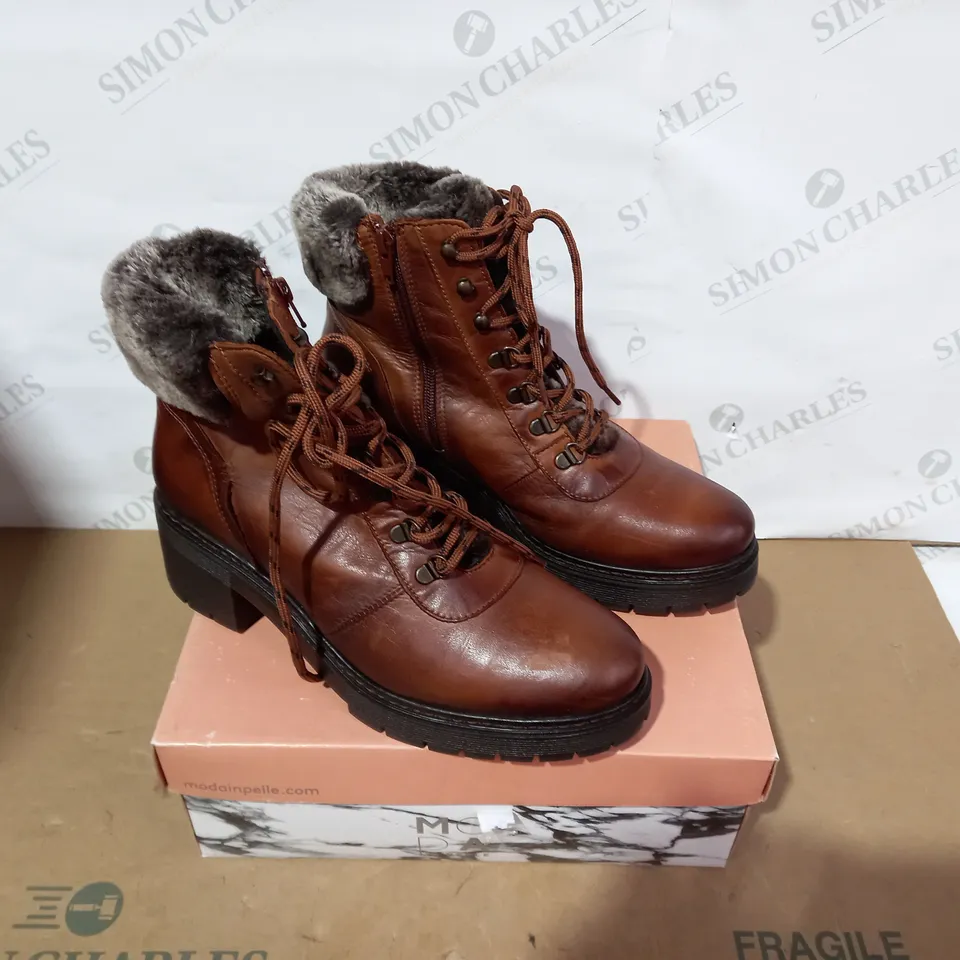 BOXED PAIR OF MODA IN PELLE BROWN BOOTS - SIZE 42