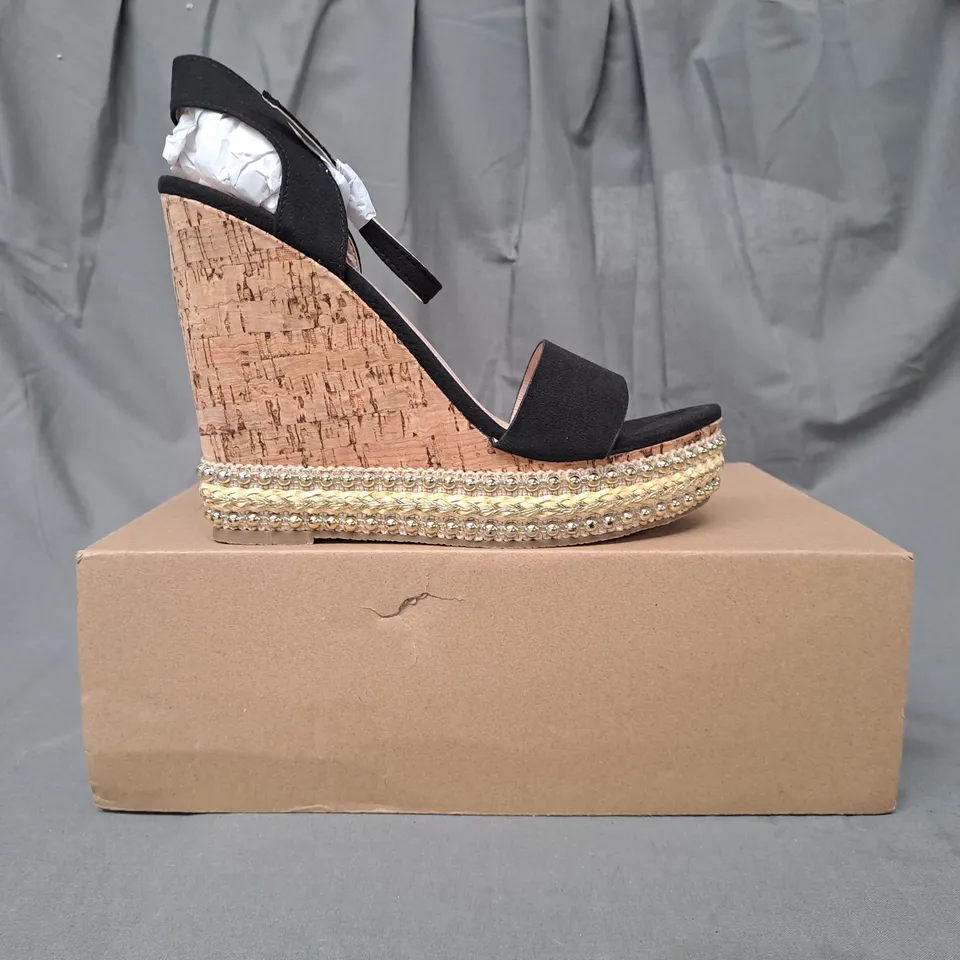 BOXED PAIR OF BOOHOO STUDDED CORK OPEN TOE WEDGE SANDALS IN BLACK SIZE 5