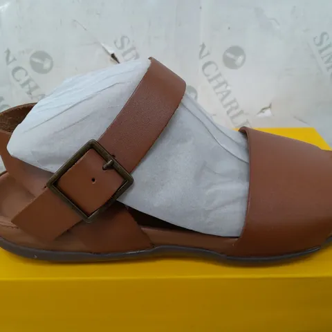 BOXED STRIVE CARASANDALS IN TAN - UK 7 