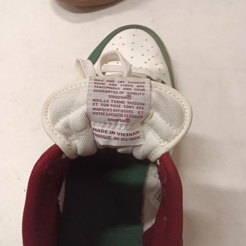 NIKE SNEAKERS – WHITE/GREEN/BURGUNDY, LOW TOP - SIZE UK 9.5