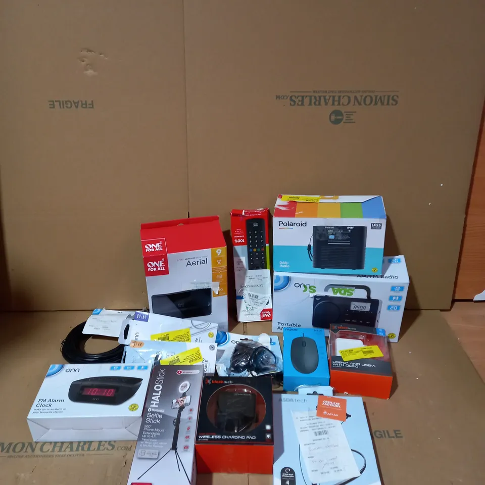LOT OF ASSORTED HOUSEHOLD AND ELECTRICAL ITEMS TO INCLUDE HEADPHONES, PORTABLE RADIOS AND COMPUTER PARTS