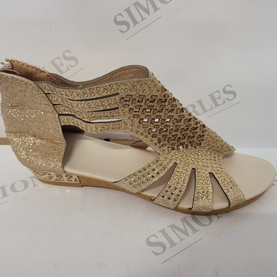BAGGED BROWN/NATURAL JEWELLED FLAT SANDALS - SIZE 37