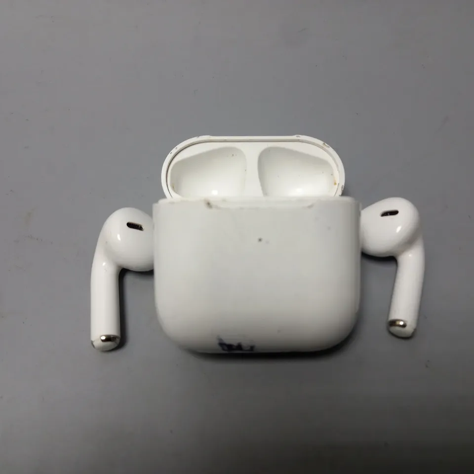 TRUE WIRELESS EARBUDS IN WHITE