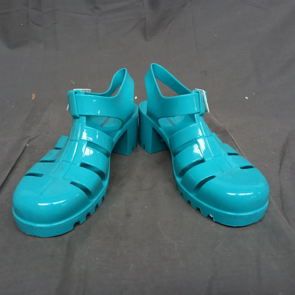 A SINGLE PAIR OF BLUE HEELS/SANDALS IN BLUE. ONE SIZE