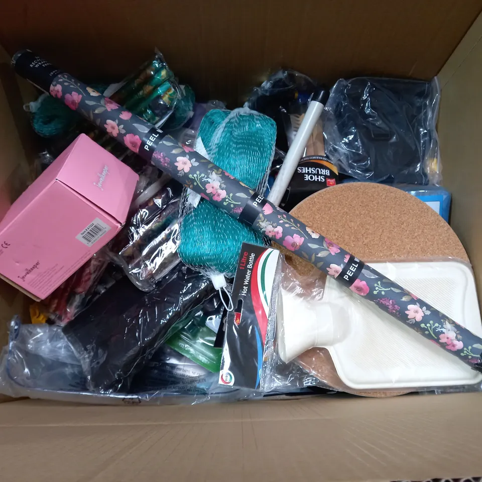 BOX OF APPROXIMATELY 12 ASSORTED ITEMS TO INCLUDE - LINT ROLLER - PLUNGER -  MARKSMAN 4 PEICE HOSE FITTING ECT