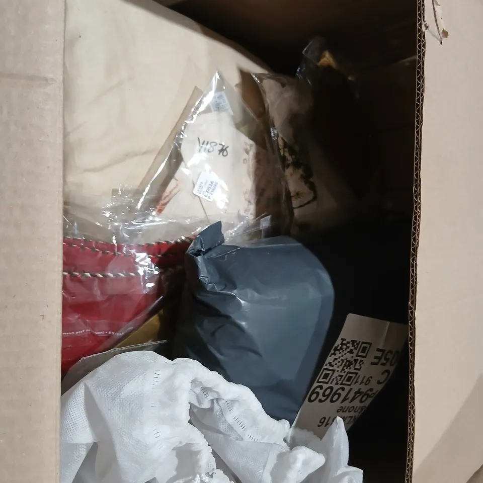 APPROXIMATELY 30 ITEMS OF ASSORTED CLOTHING AND SOFT FURNISHINGS
