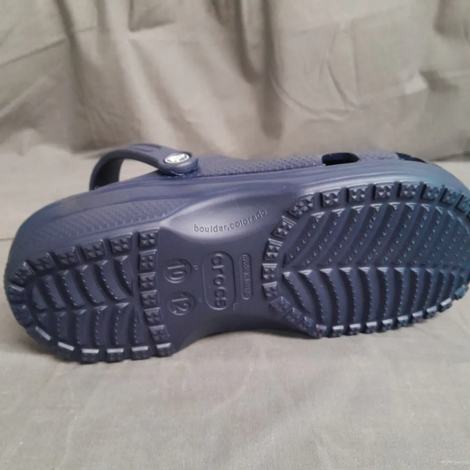 PAIR OF CLASSIC FRA CROCS SIZE 9