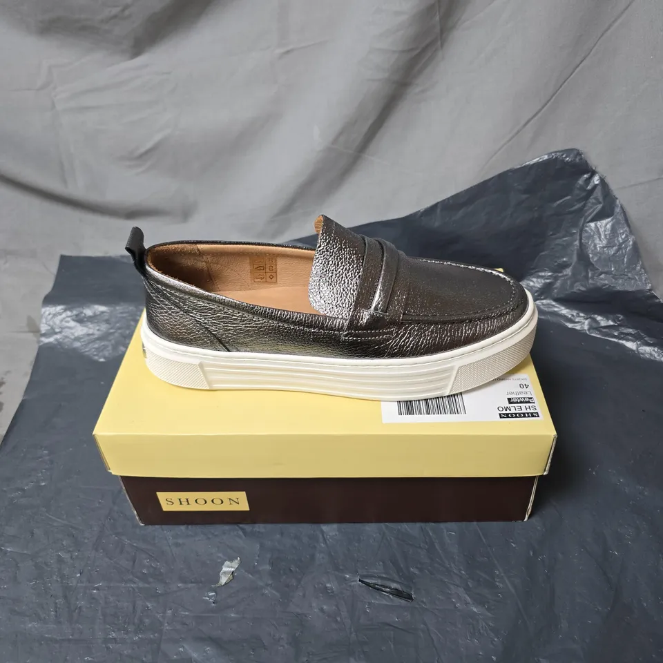 SHOON WOMEN'S METALLIC GREY LEATHER SLIP-ON LOAFERS – BOXED SIZE 40