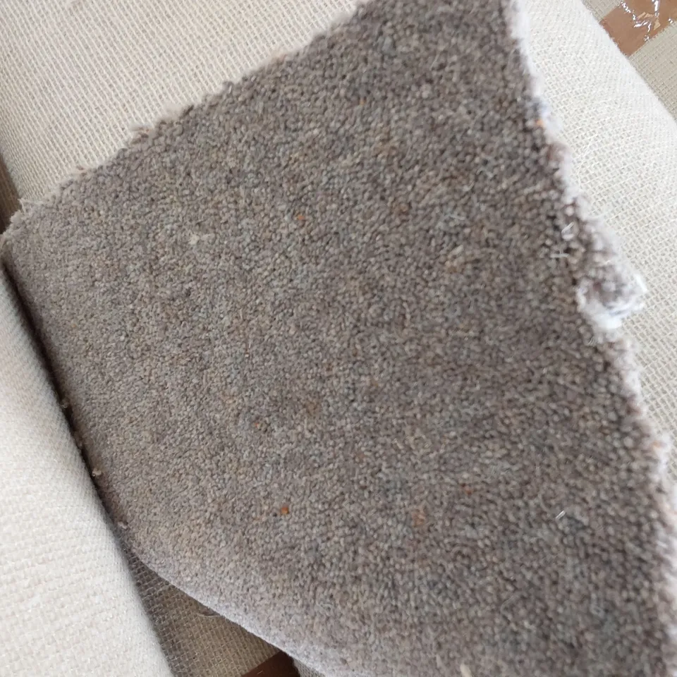 ROLL OF QUALITY DIMENSIONS HEATHERS CARPET APPROXIMATELY 4M × 8.1M