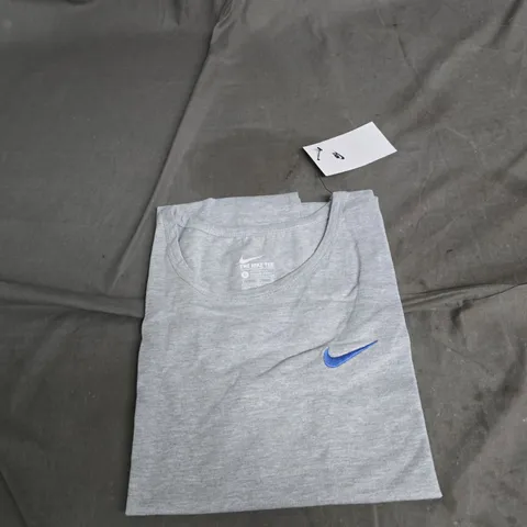 NIKE THE NIKE TEE ATHLETIC CUT T-SHIRT – SIZE L, GREY