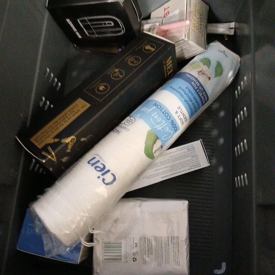 APPROXIMATELY 20 ASSORTED HEALTH & BEAUTY PRODUCTS TO INCLUDE PHILIP KINGSLEY BODY BUILDING SHAMPOO, BPERFECT LUXE POWDER BRONZER, PIXI BROW TAMER, ETC