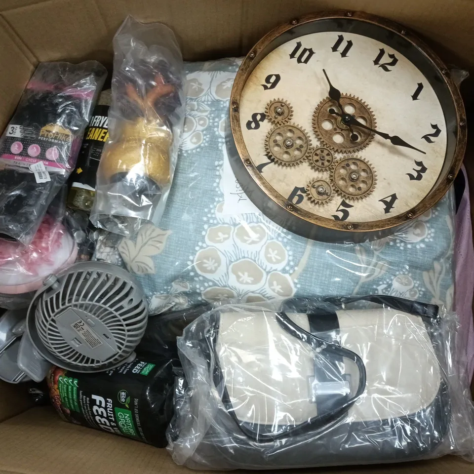 APPROXIMATELY 15 ASSORTED ITEMS TO INCLUDE FRUIT & VEG FEED, DESK FAN, WALL CLOCK, ETC