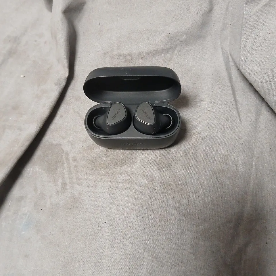 JABRA TRUE WIRELESS EARBUDS WITH CHARGING CASE – BLACK 