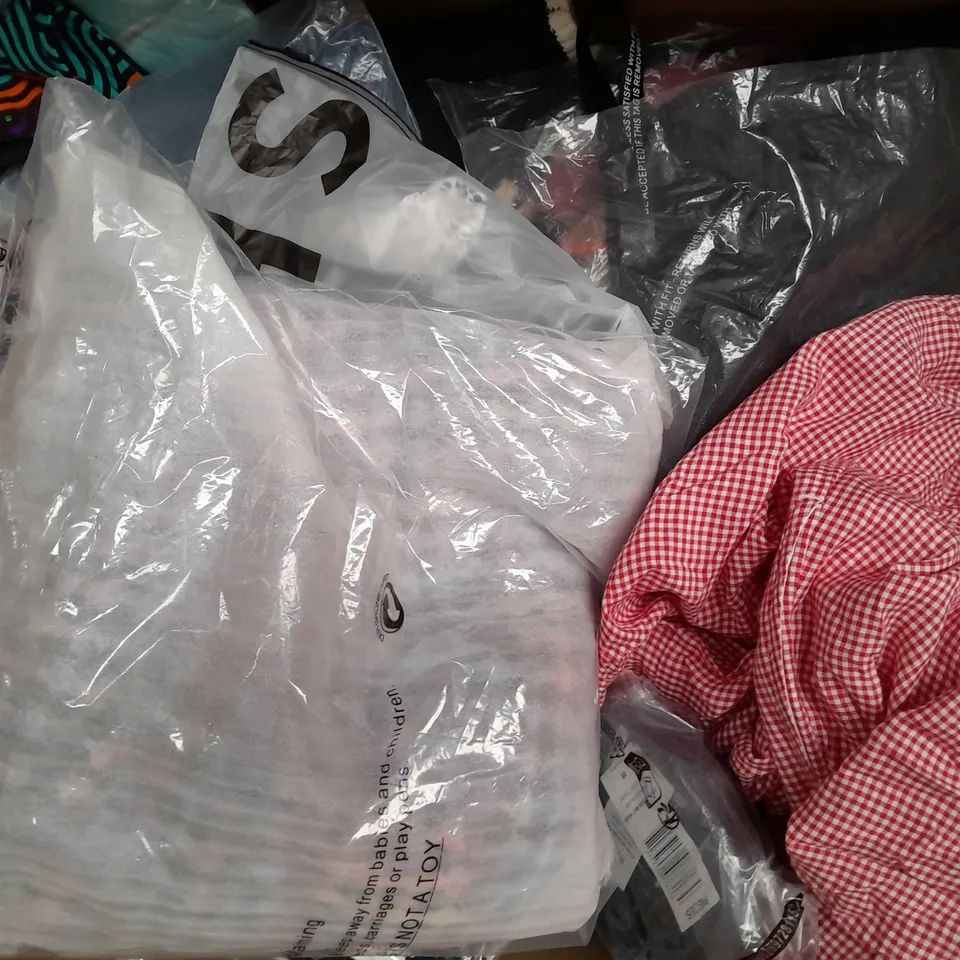 BOX OF APPROXIMATELY 20 ASSORTED CLOTHING AND FASHION ITEMS IN VARIOUS STYLES, SIZES, AND COLOURS - COLLECTION ONLY