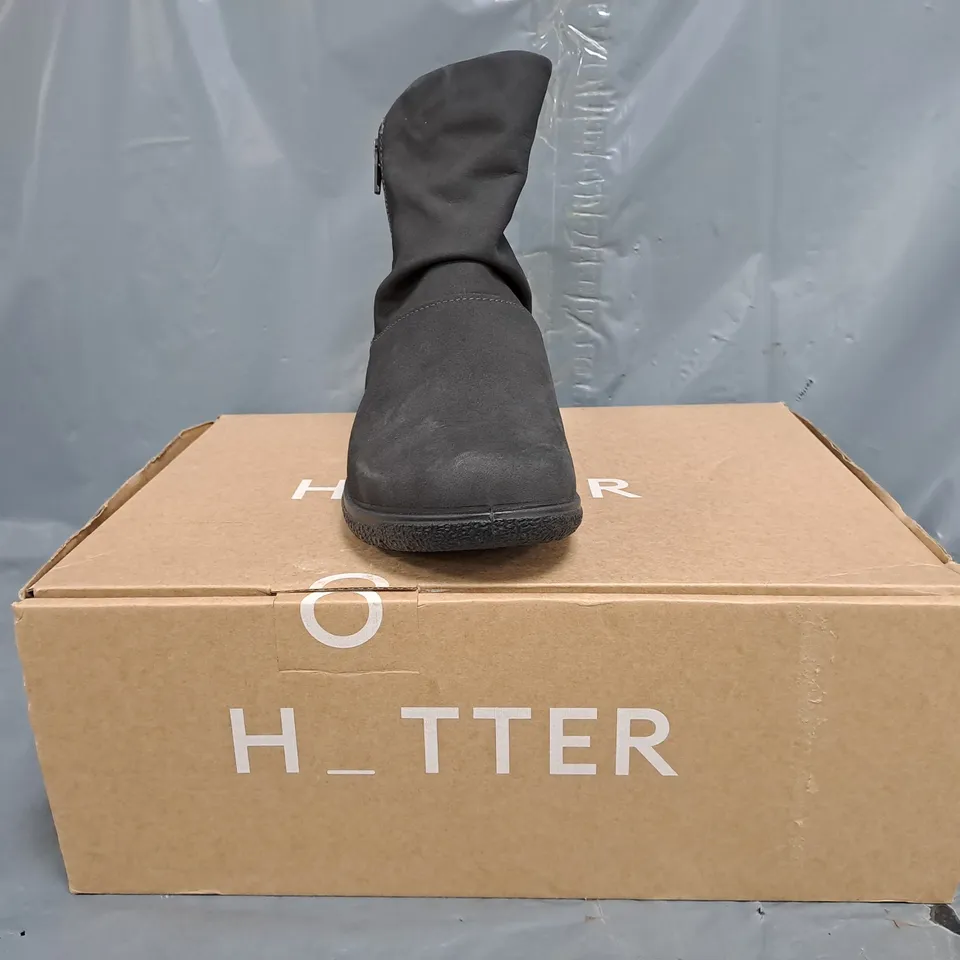 BOXED PAIR OF HOTTER WHISPER EXTRA WIDE BOOTS IN DARK GREY SIZE UK 6