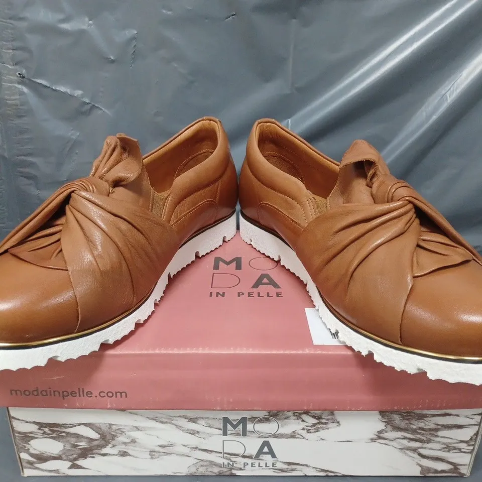 BOXED MODA IN PELLE ANETTE LEATHER BOW TWIST UPPER WITH FLEX SOLE TRAINERS IN TAN - SIZE 40