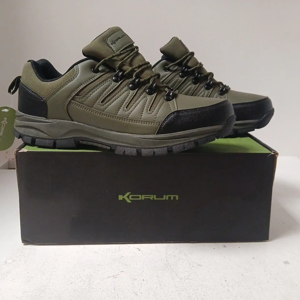 BOXED PAIR OF KORUM SUPERSEAL WALKING SHOES IN GREEN/BLACK SIZE UK 10