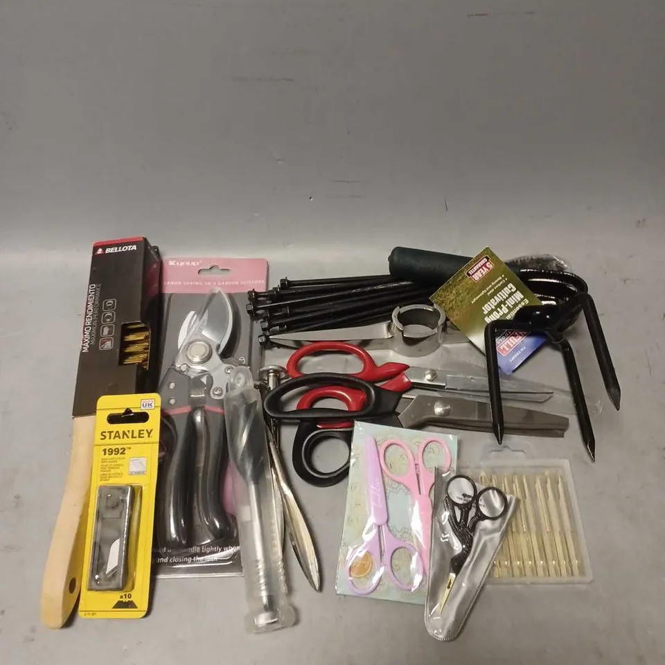 APPROXIMATELY 15 ASSORTED HOUSEHOLD ITEMS TO INCLUDE - GARDEN SCISSORS - STANLEY KNIFE BLADES - BELLOTA STAINLESS STEEL BRUSH - ETC