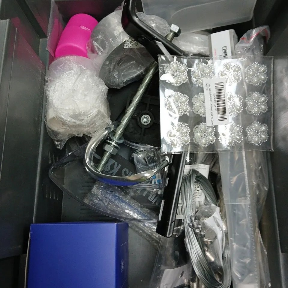 APPROXIMATELY 10 HOUSEHOLD ITEMS TO INCLUDE CUTLERY, RIIVER LOCK, GRIPBOND, ETC - COLLECTION ONLY