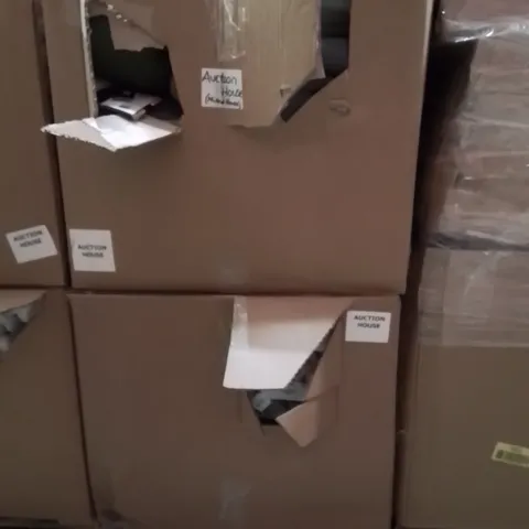 PALLET CONTAINING A LARGE QUANTITY OF PILLOWS/CUSHIONS