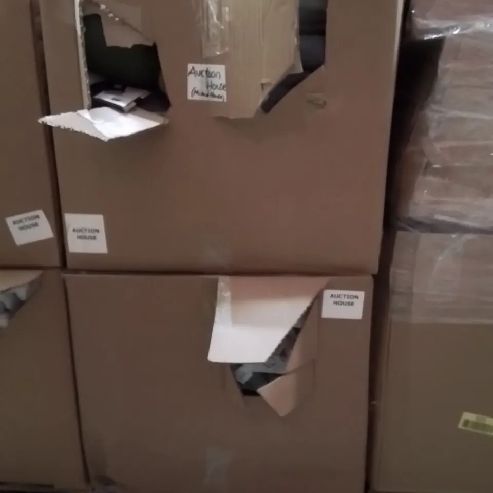 PALLET CONTAINING A LARGE QUANTITY OF PILLOWS/CUSHIONS