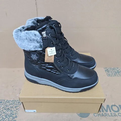 BOXED PAIR OF JO & JOE ST.MORTIZ BOOTS IN BLACK - SIZE 8