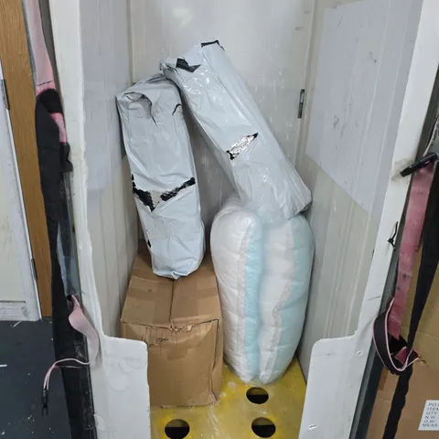 CAGE OF APPROXIMATELY 4 ASSORTED HOUSEHOLD ITEMS TO INCLUDE - PAIR OF PILLOWS AND INSULATION FOIL