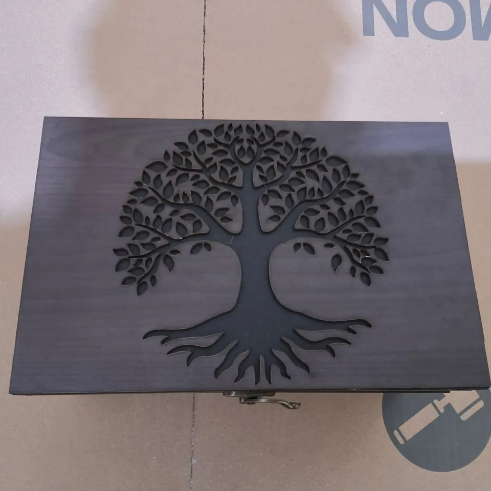 WOODEN KEEPSAKE BOX CONTAINING TWO CRYSTAL TUMBLERS, COASTER AND HAND MADE ICE CUBES
