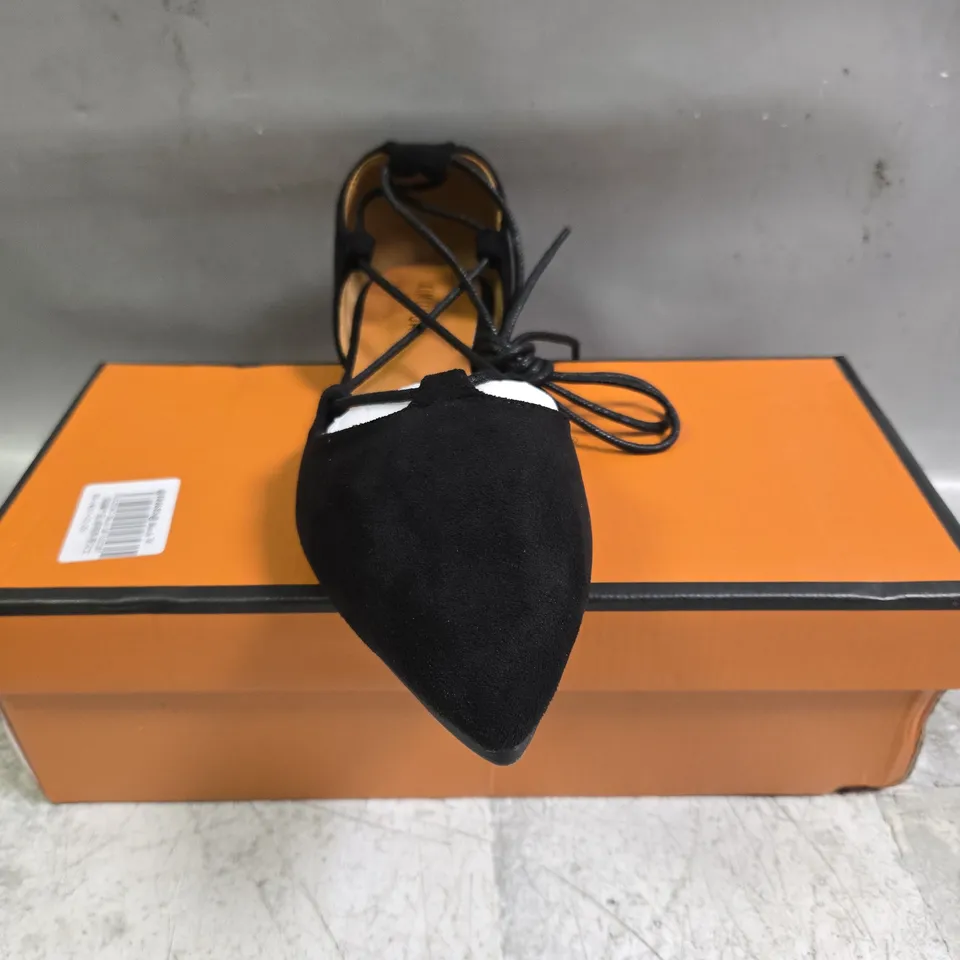 BOXED PAIR OF XIMUYUAN POINTED TOE SHOES IN BLACK SIZE ASIAN 240