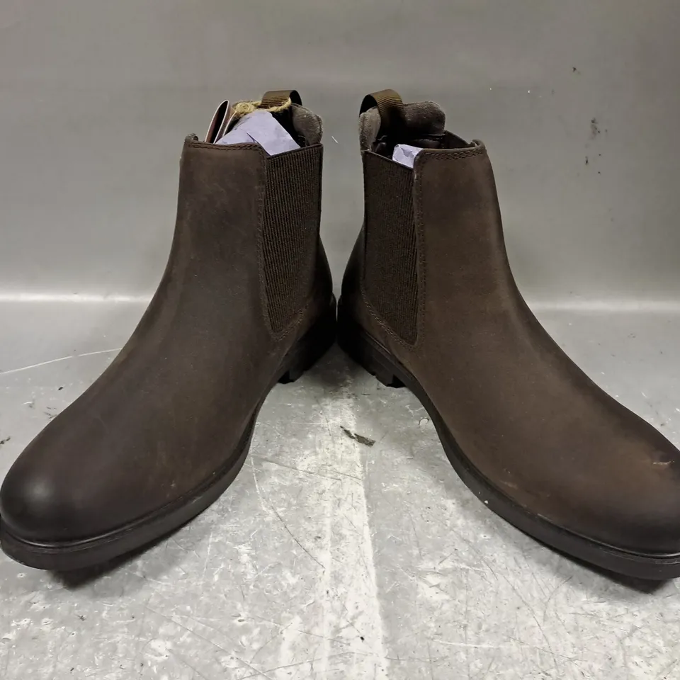 BOXED PAIR OF COTSWOLD GRETTON ELASTIC SIDED ANKLE BOOTS IN BROWN UK SIZE 9