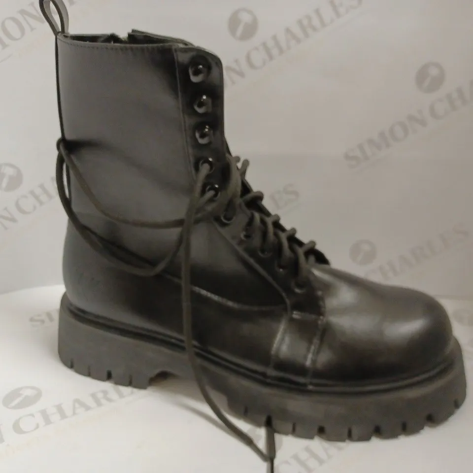 KOI VEGAN ELECTIC MEN'S MILITARY BOOTS - SIZE 9