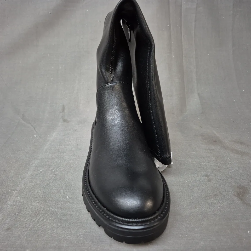 BOXED PAIR OF V BY VERY KNEE-HIGH BOOTS IN BLACK UK SIZE 4