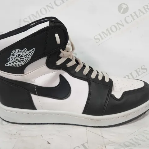 BOXED PAIR OF NIKE AIR JORDAN SHOES IN BLACK/WHITE EU SIZE 42