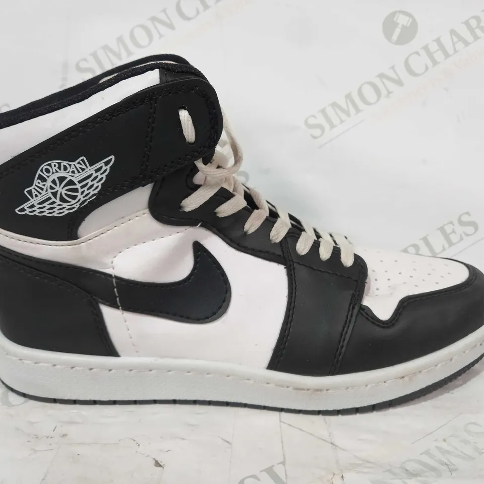 BOXED PAIR OF NIKE AIR JORDAN SHOES IN BLACK/WHITE EU SIZE 42
