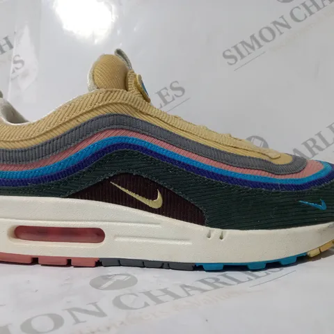 BOXED PAIR OF NIKE TRAINERS IN MULTICOLOUR UK SIZE 8.5