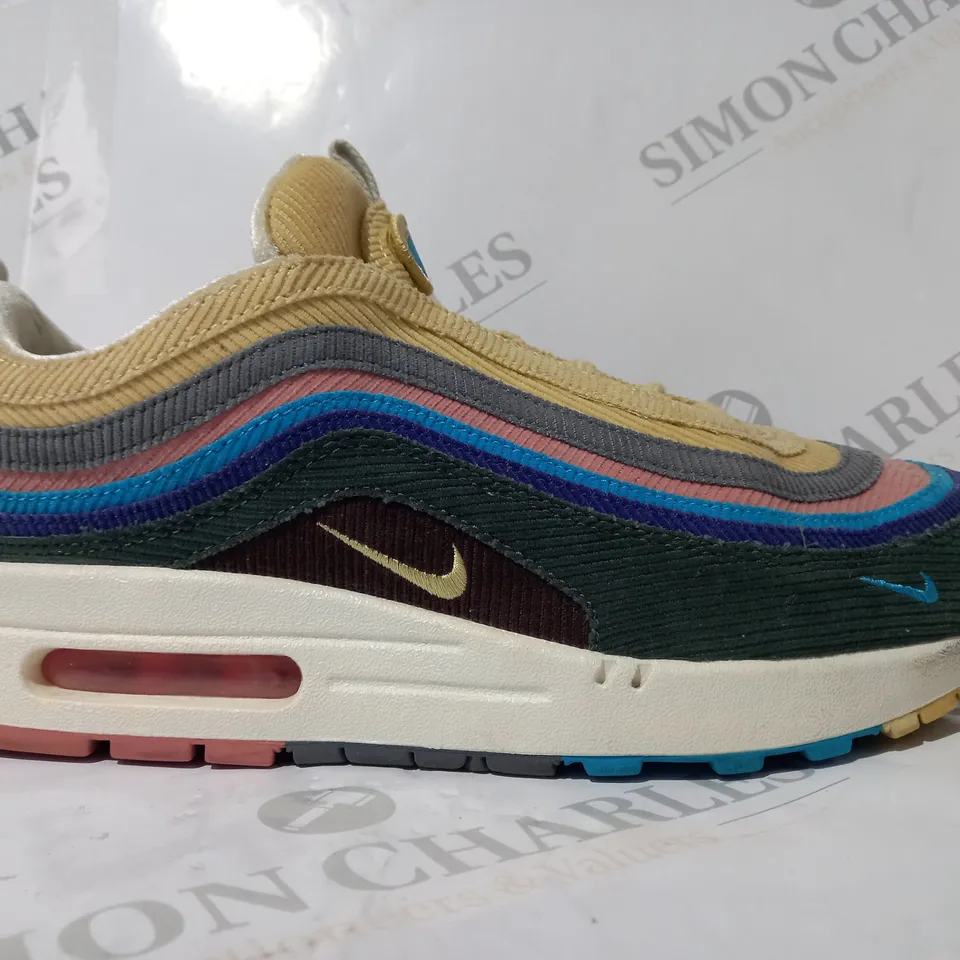 BOXED PAIR OF NIKE TRAINERS IN MULTICOLOUR UK SIZE 8.5