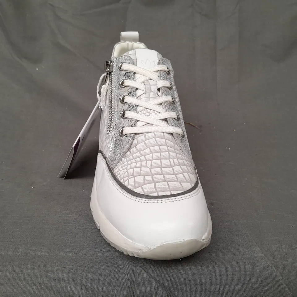 BOXED PAIR OF STRESSLESS BY LOTUS SANFORD SHOES IN WHITE/METALLIC SILVER UK SIZE 6