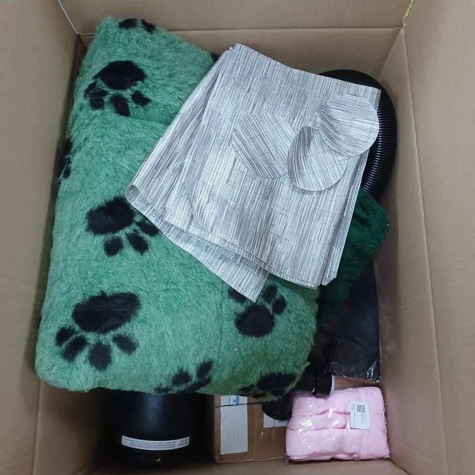 APPROXIMATELY 20 HOUSEHOLD ITEMS TO INCLUDE AN INFLATABLE BABY BATH, HIMALAYAN ROCK SALT AND A UNICORN HOTWATER BOTTLE