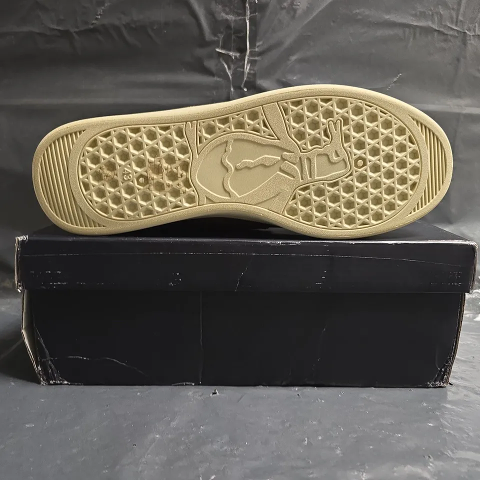 BOXED PAIR OF ORIGINAL PENGUIN STEADMAN LACE-UP SHOES IN TAN SIZE UK 9