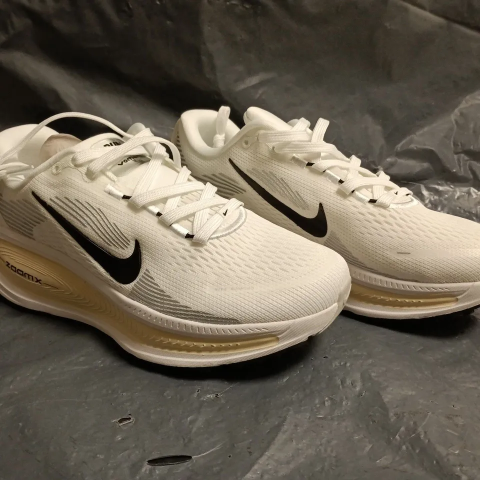 PAIR OF NIKE ZOOM TRAINERS IN WHITE/BLACK SIZE UK 7