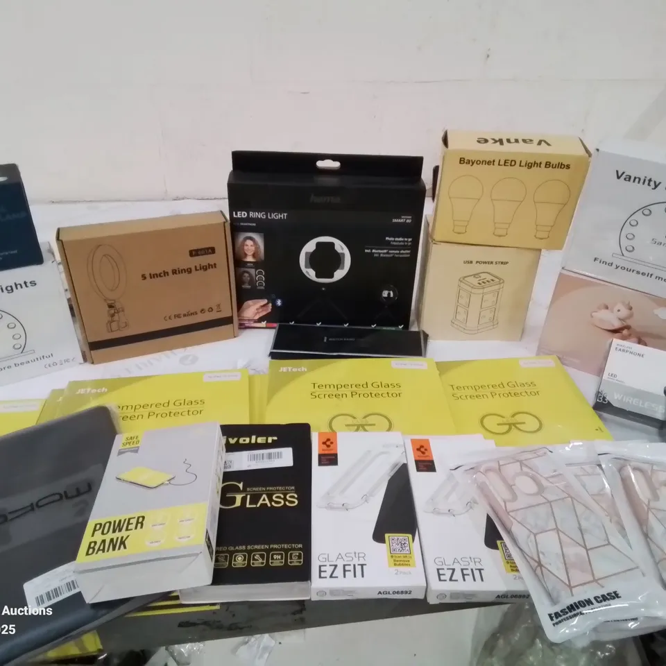 BOX CONTAINING LARGE AMOUNT OF BOXED ELECTRICAL ITEMS TO INCLUDE: VANITY MIRROR LIGHTS, 5INCH RING LIGHT, VARIOUS LIGHT BULBS, PHONENCASES, EARPHONES AND LOTS MORE.