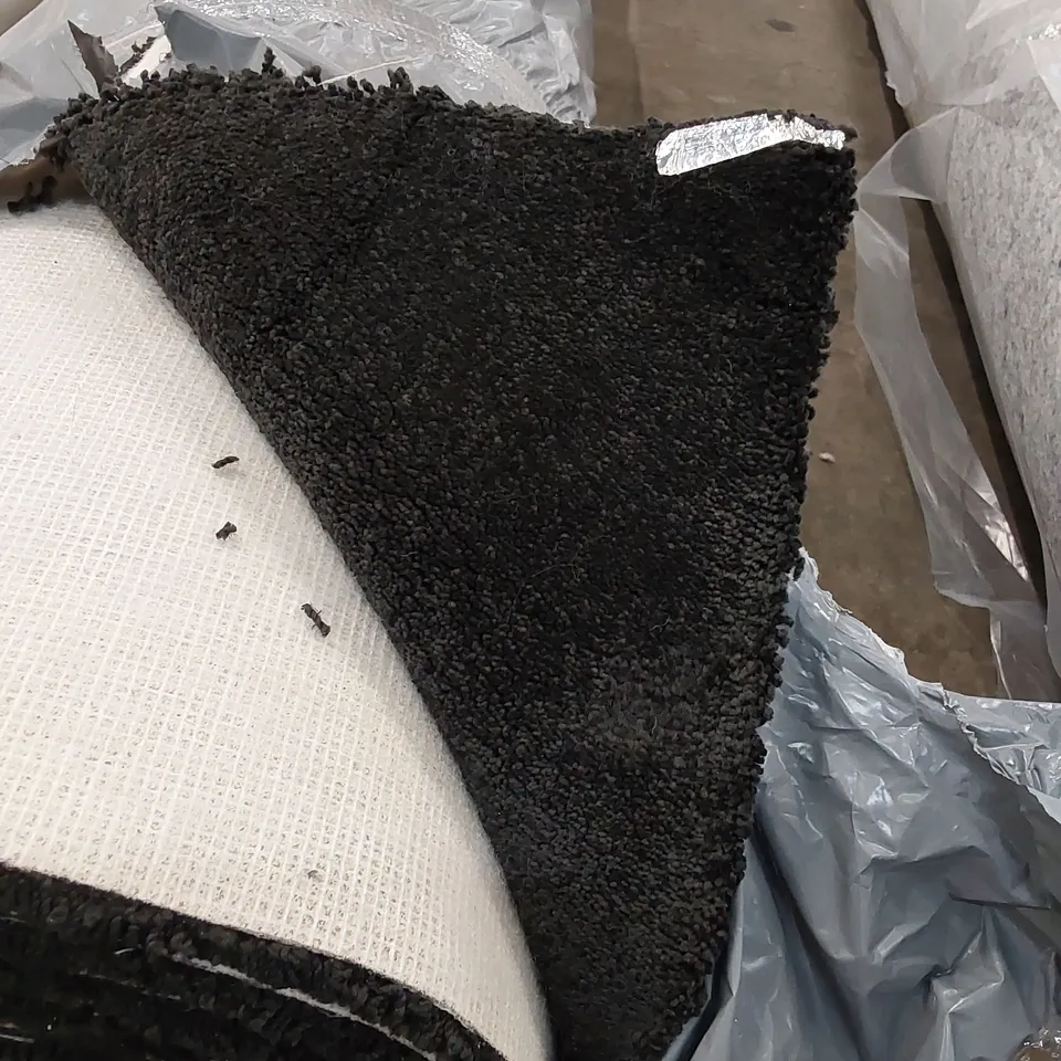 ROLL OF QUALITY HERITAGE EXQUISITE AB CARPET // SIZE: APPROX 4 X 3.3m
