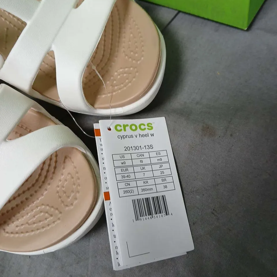 CROCS CYPRUS V HEEL W SANDALS – WHITE, UK 7