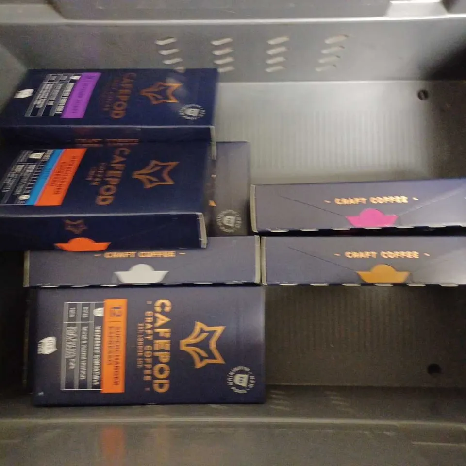 BOX OF APPROX 14 ITEMS TO INCLUDE WHEY PROTEIN POWDER AND CAFEPODS IN ASSORTED FLAVOURS