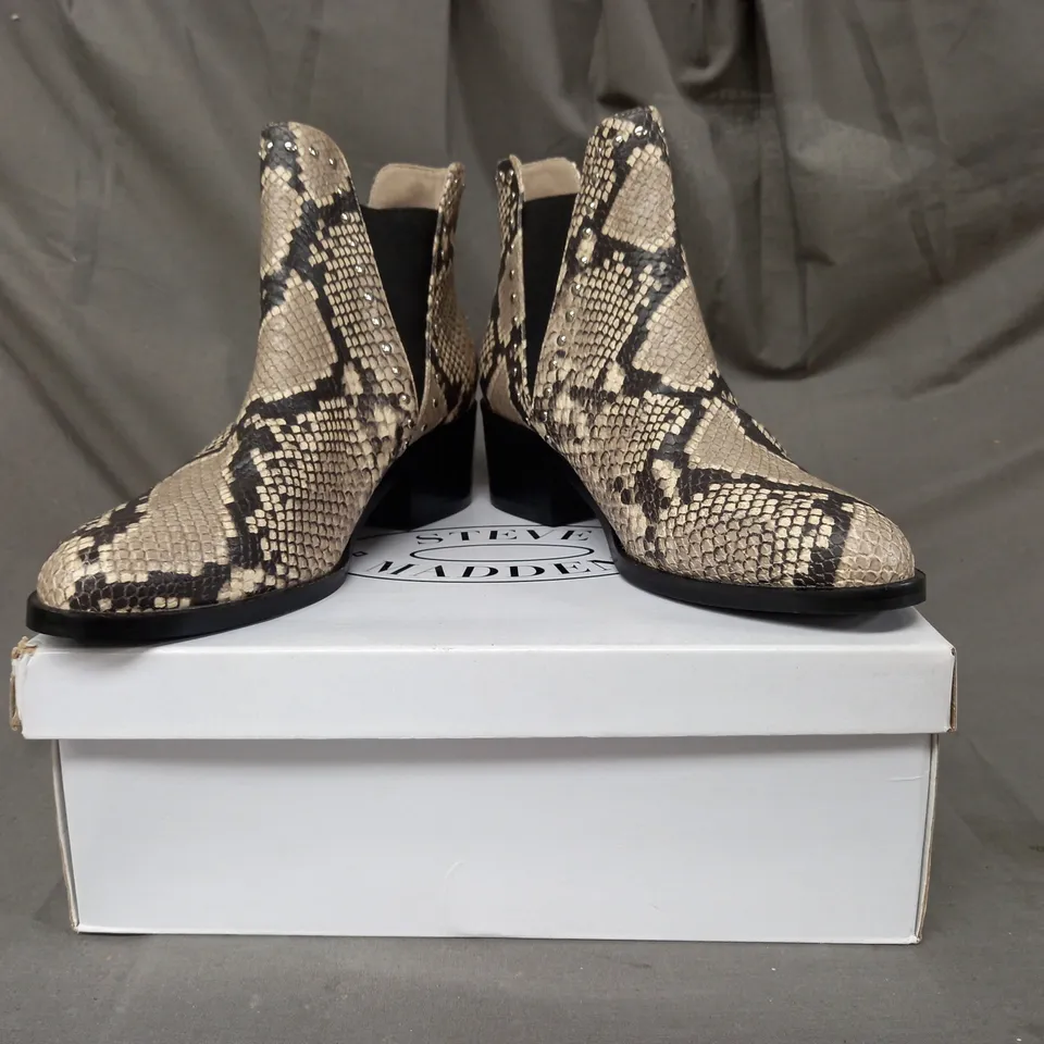BOXED PAIR OF STEVE MADDEN CADE LEATHER ANKLE BOOTS IN BEIGE EU SIZE 41