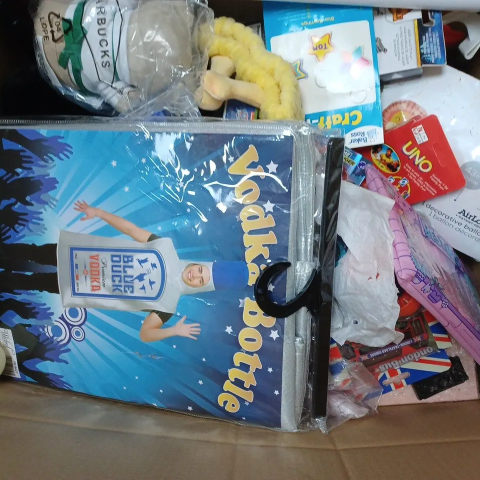 BOX OF APPROX 25 ASSORTED TOYS TO INCLUDE - SMIFFYS POOR BOY COSTUME - JENGA - DUNLOP TENNIS BALLS ETC