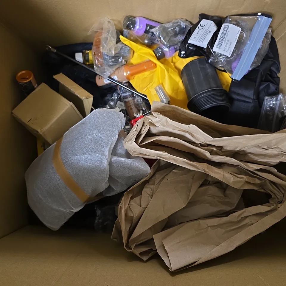 BOX OF APPROXIMATELY 25 ASSORTED ITEMS TO INCLUDE -  BMW MOTORSPORT LANYARD , ENGINE LUBE , RATCHET ETC